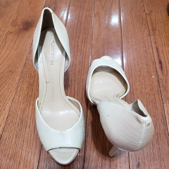 Shoes - Picture 7 of 8